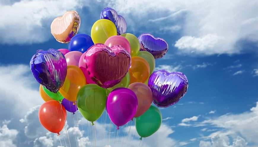 balony z helem na tle nieba