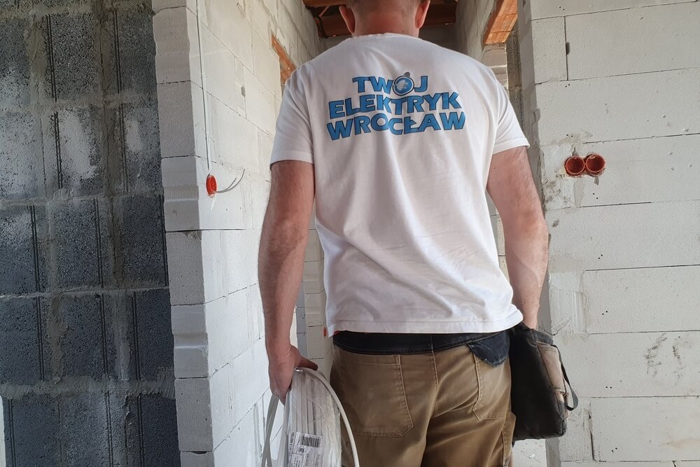 elektryk wymienia instalację elektryczną